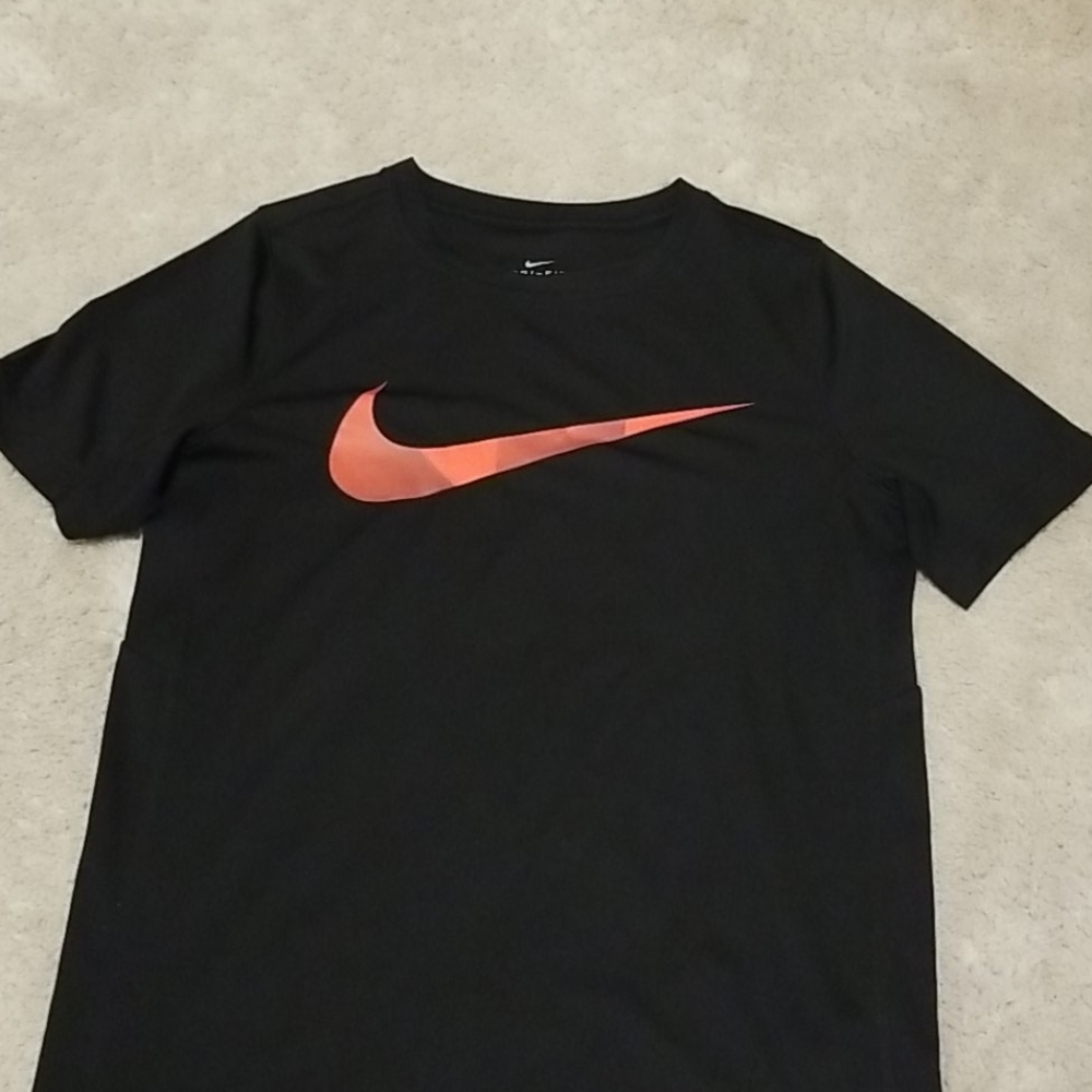 Boys Nike active shirt